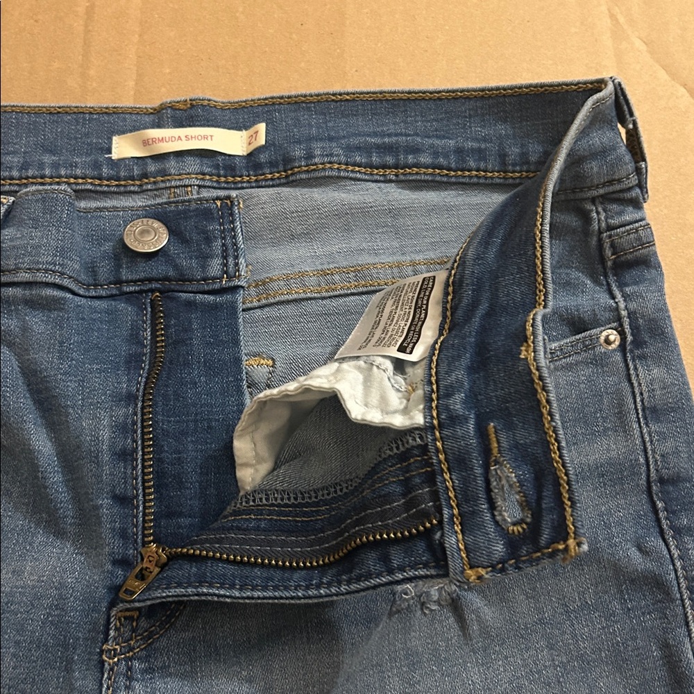 Levi’s Bermuda Shorts - Picture 13 of 14